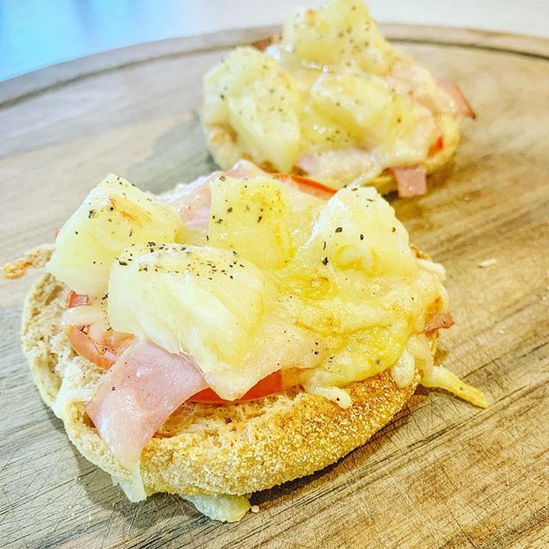 Ham, Pineapple and Tomato Melt.278 cal 26.5 carb 13. 7 fat 14 protein
