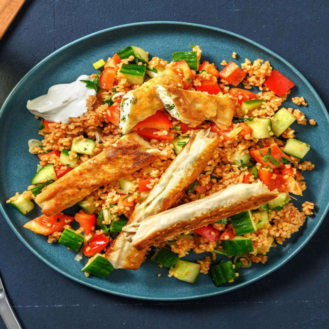 Sigara Börek mit Hirtenkäse auf Bulgursalat Bei diesem Gericht wird 50% weniger CO2e durch Zutaten verursacht als bei einem durchschnittlichen HelloFresh Rezept