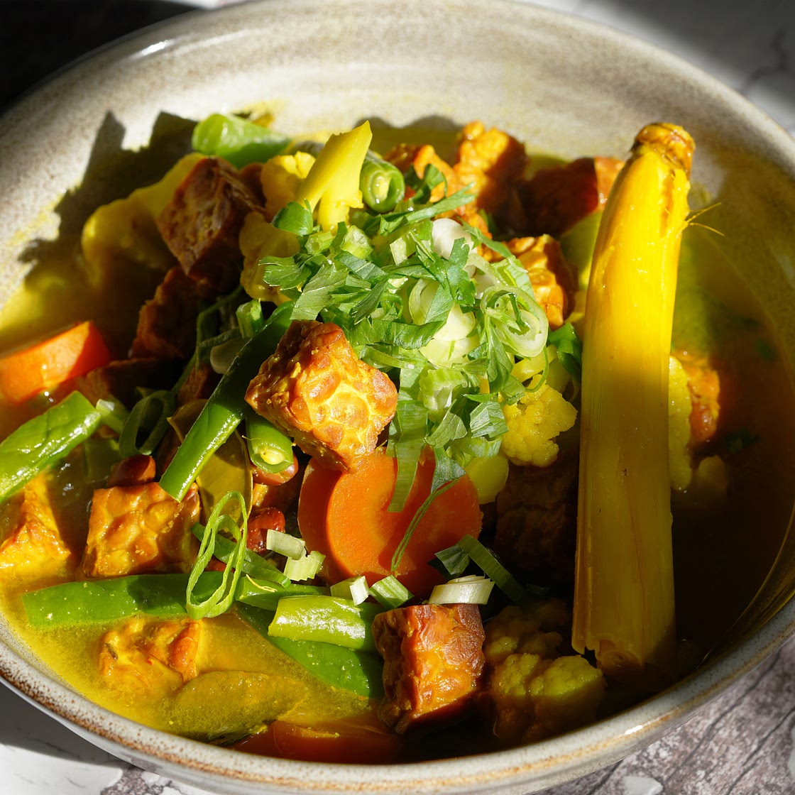 Indonesian Veggie Yellow Soto (Soto Kuning Sayur)