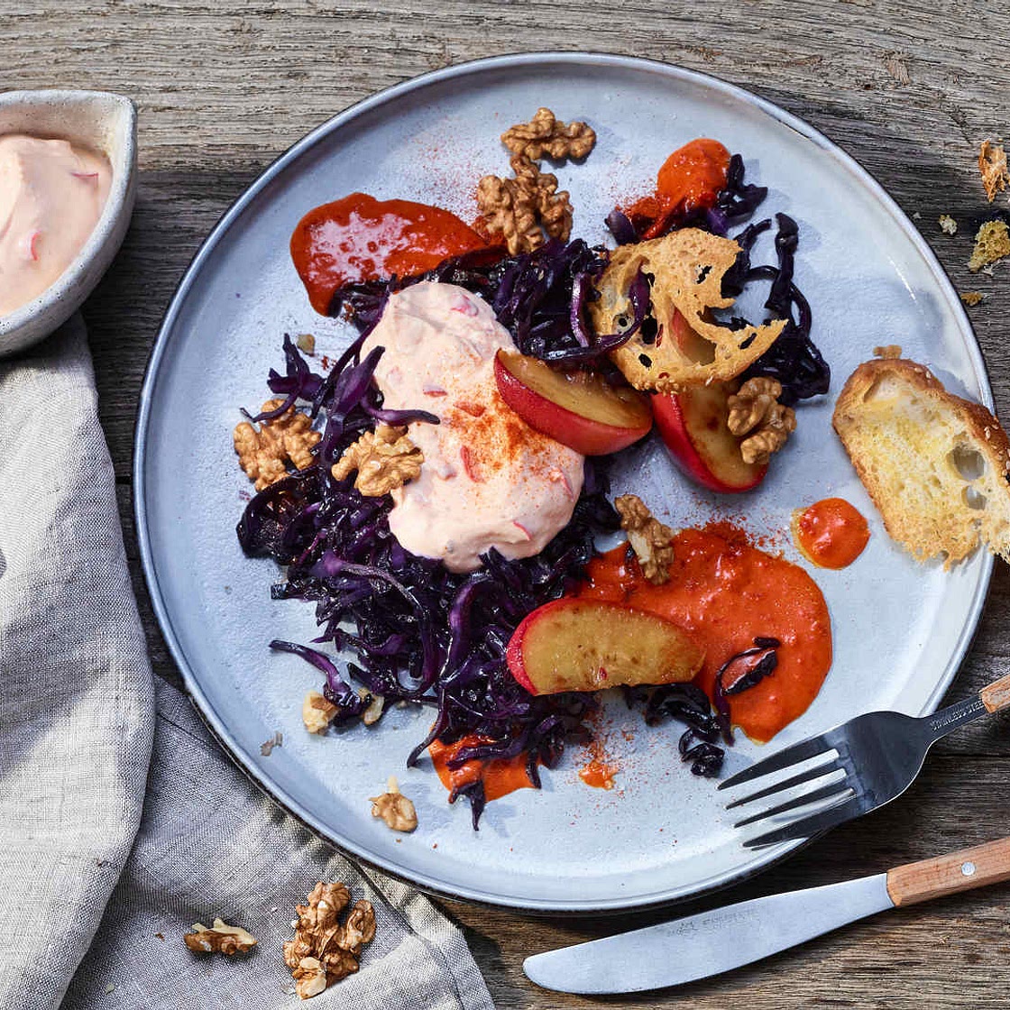 Gegrillter Rotkohlsalat mit karamellisierten Apfelspalten