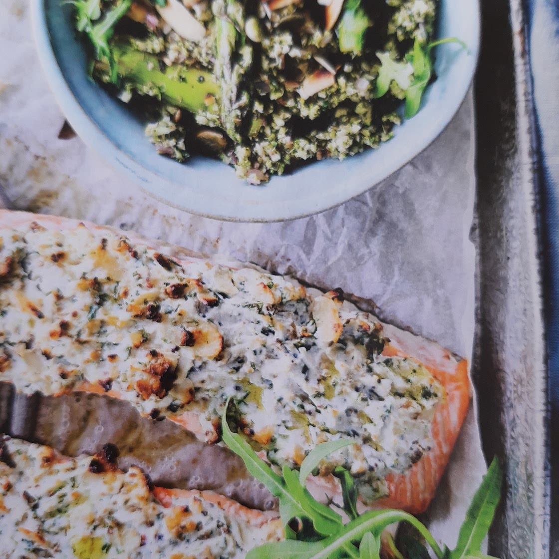 Zalm met ricotta kruidenkorst, groene asperges en broccoli