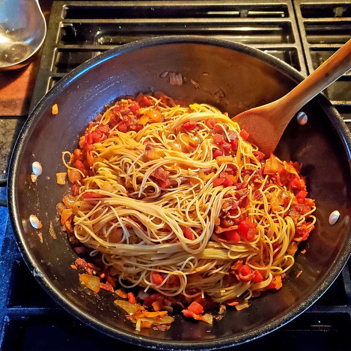 Quick Pantry Spaghetti with Bacon and Tomatoes (Spaghetti Red)