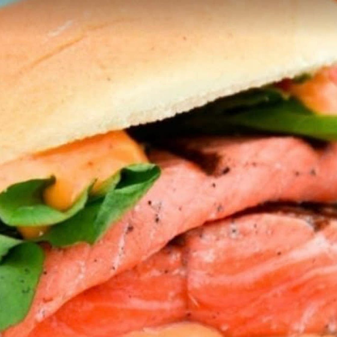 Salmon sliders with sriracha aioli