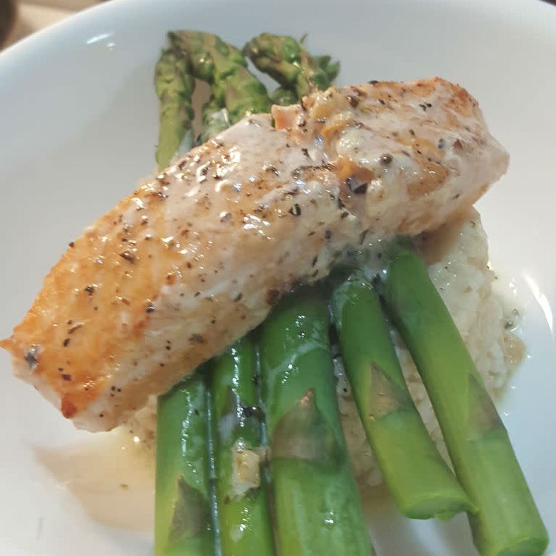Salmon with Broccoli, Brown Rice and Garlic Butter Sauce