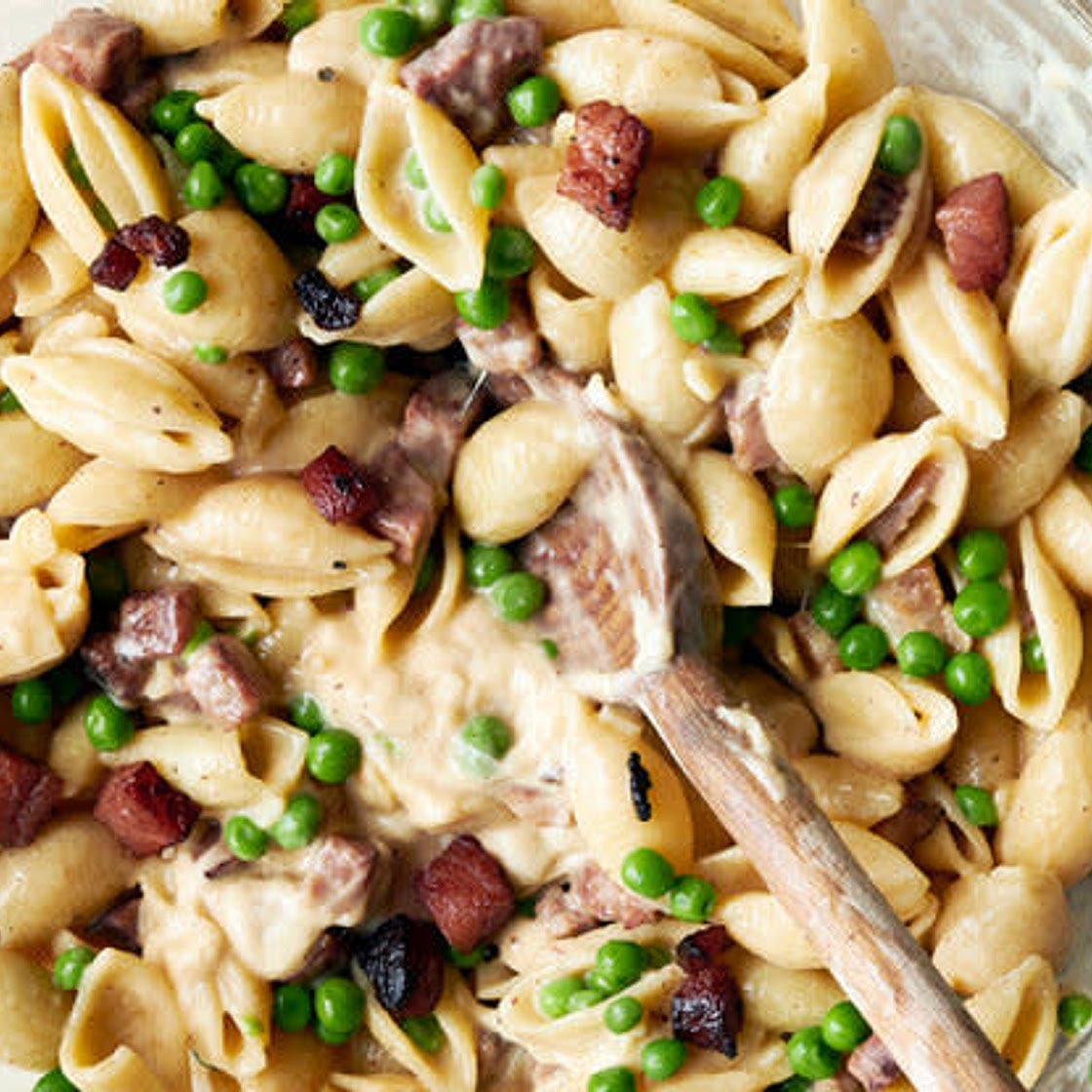 Shell Pasta with Ham, Bacon, Peas