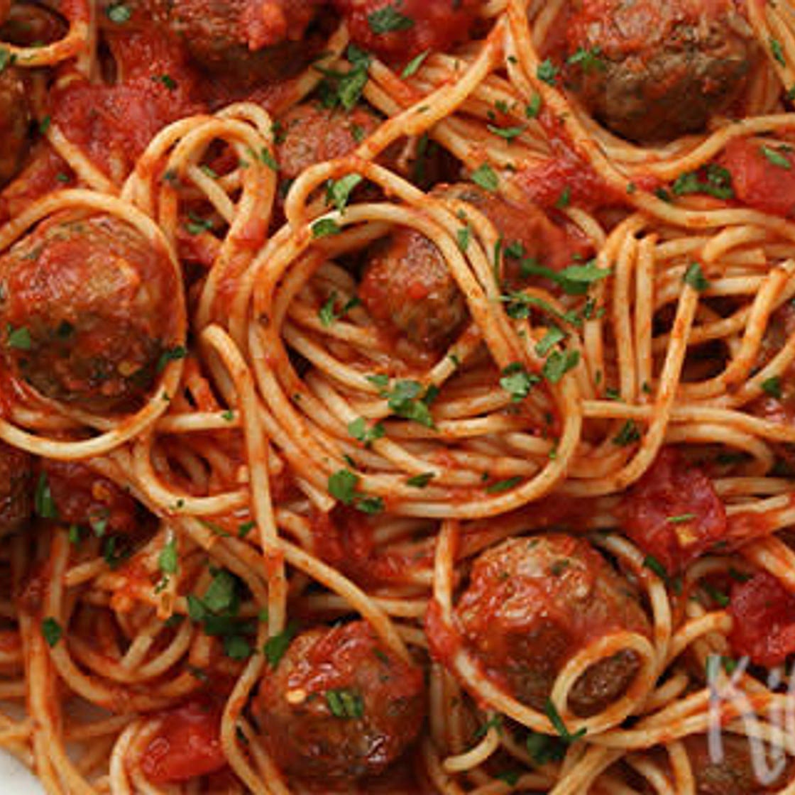 Pasta met gehaktballetjes in tomatensaus