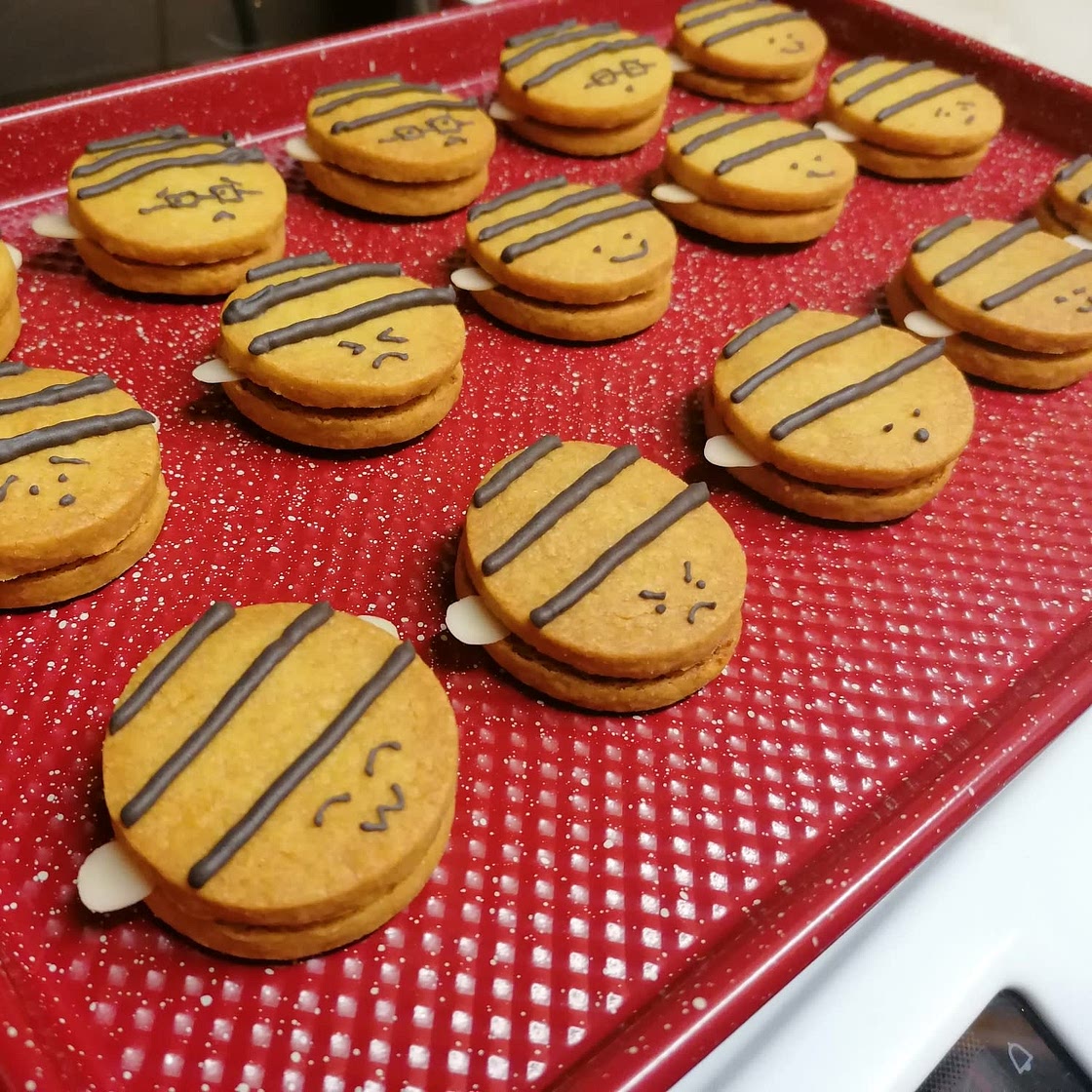 Cardamom, Almond & Honey Bee Cookies