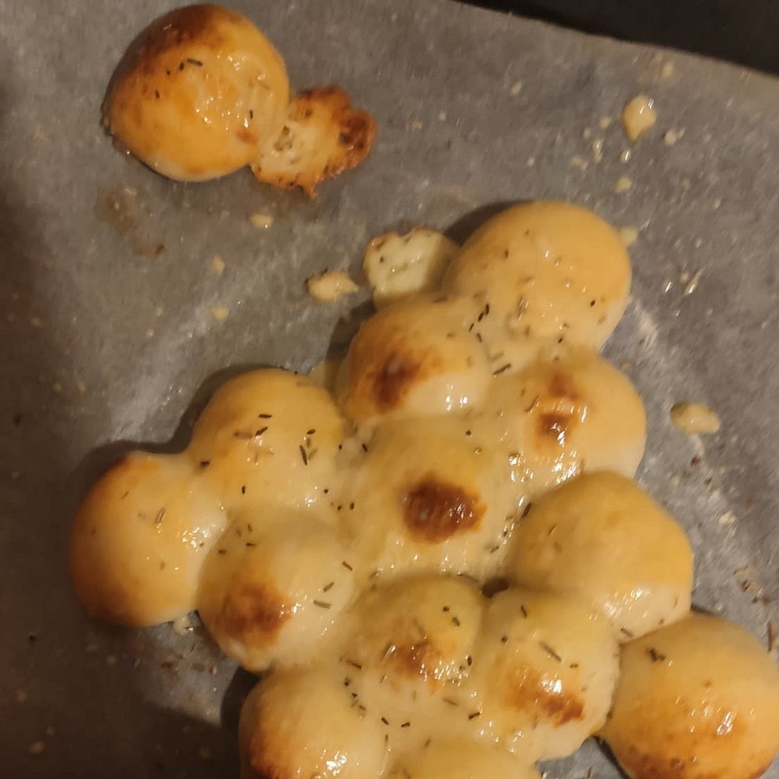 Christmas Tree Pull-Apart Pizza Bites