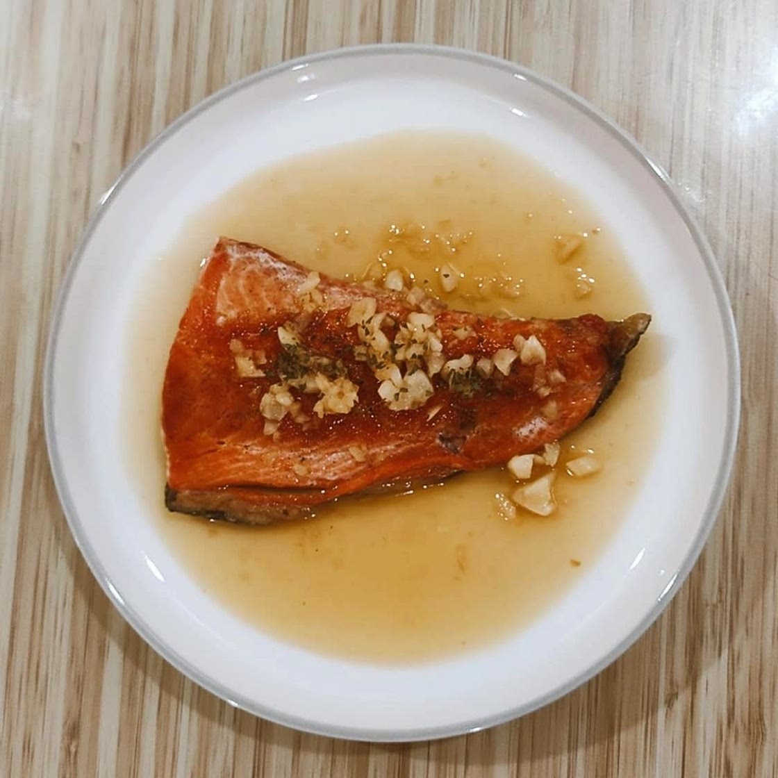 Salmon with Garlic Lemon Butter Sauce