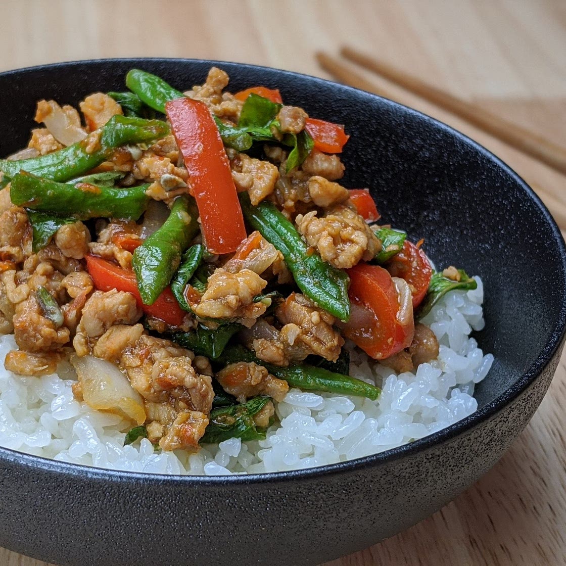 Poulet thaï épicé avec basilic