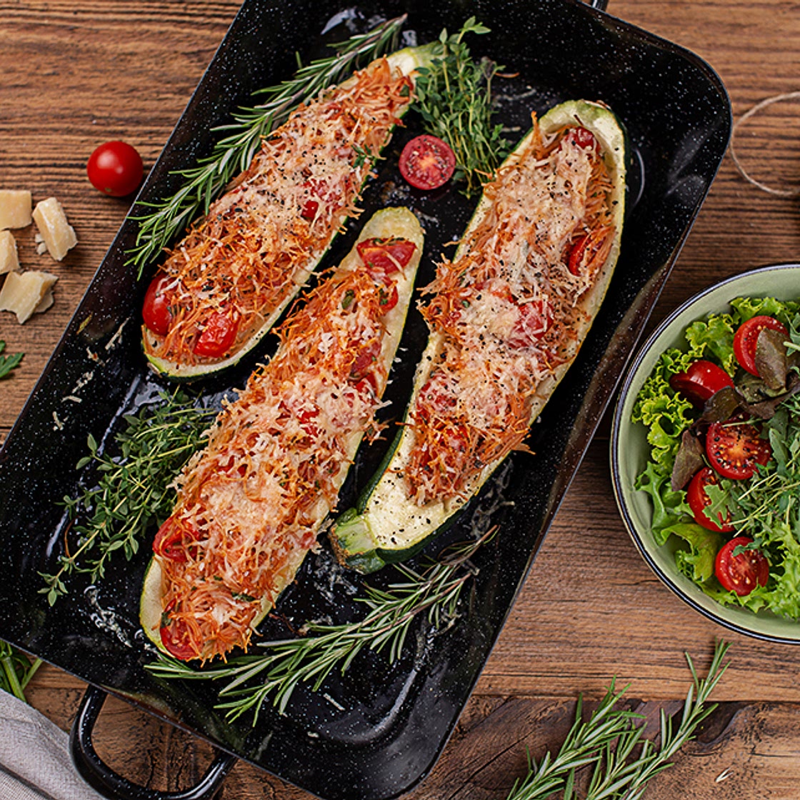 Zucchini gefüllt mit Fadennudeln