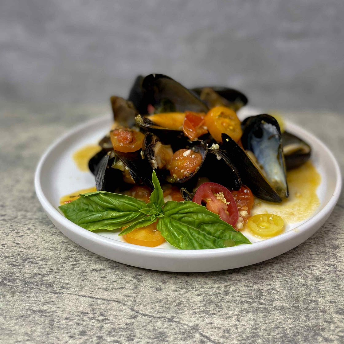 Mussels in Tomato Garlic Butter Sauce