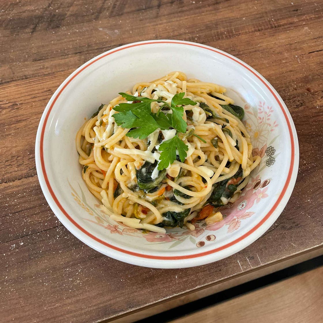 Pasta with Tomatoes and Spinach