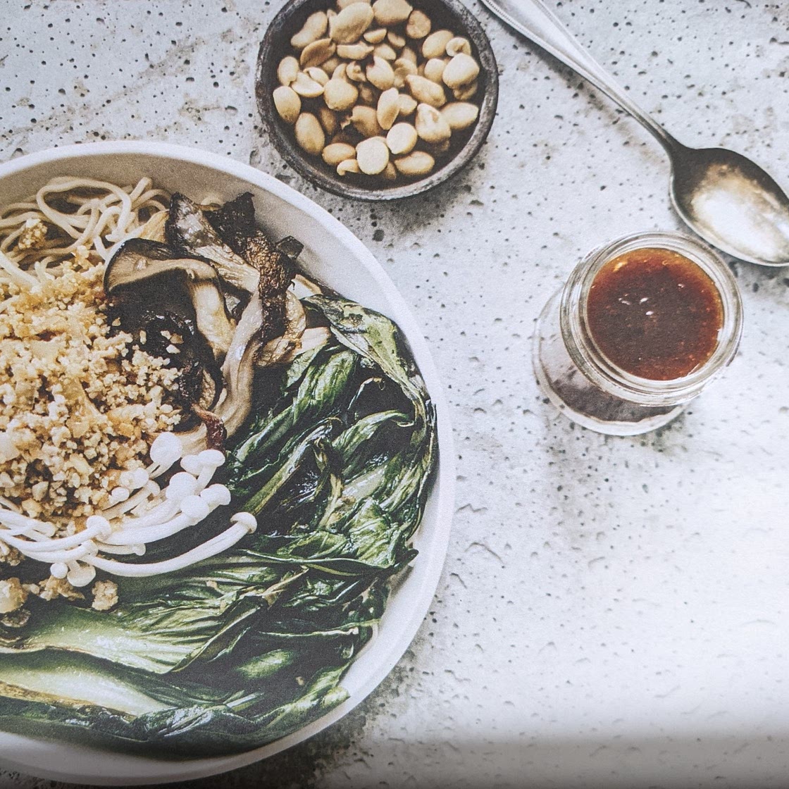 Bols aux champignons et aux arachides