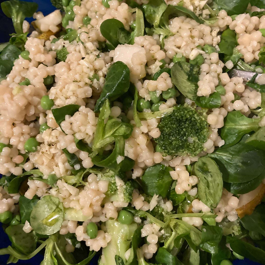 Parelcouscoussalade met broccoli en peer