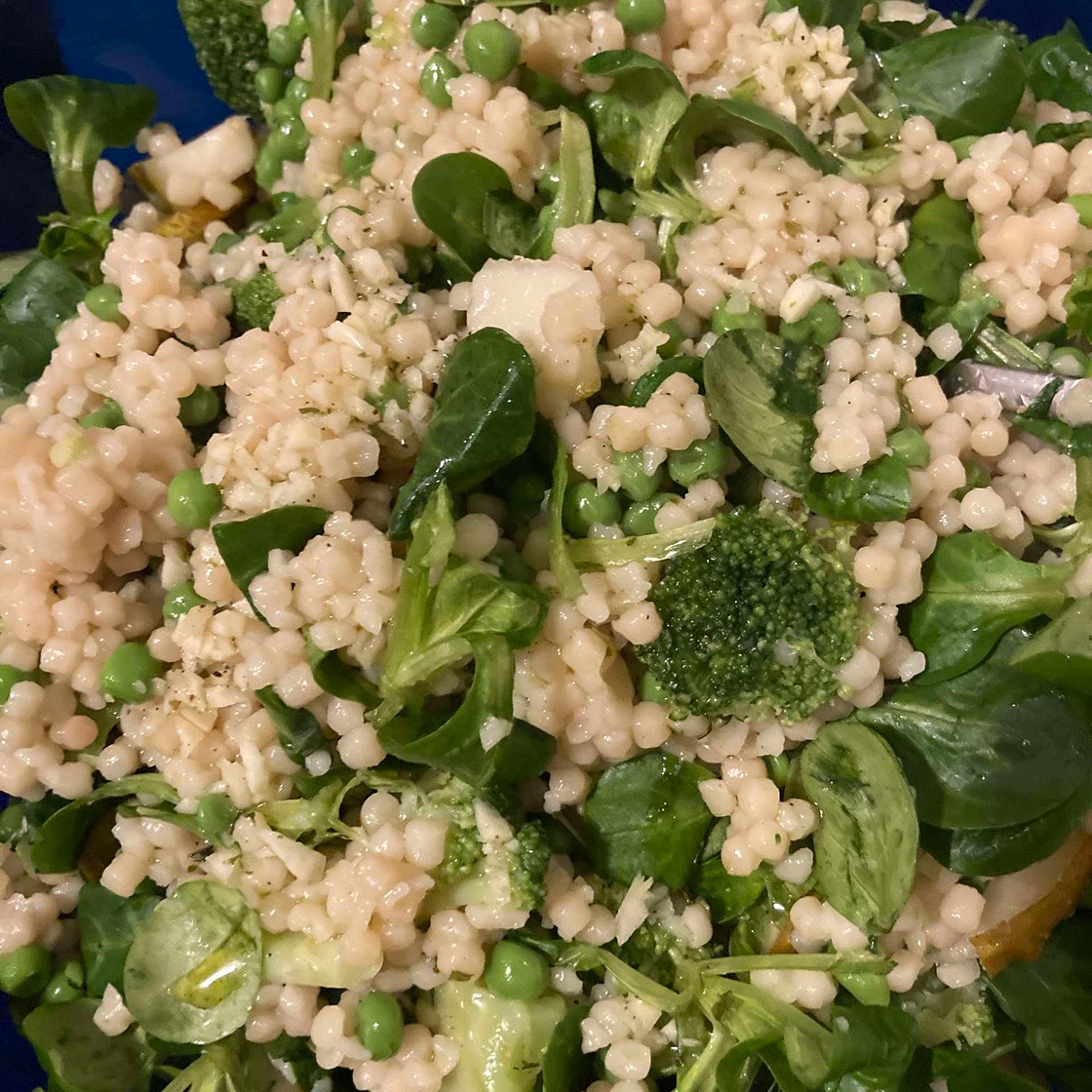 Parelcouscoussalade met broccoli en peer