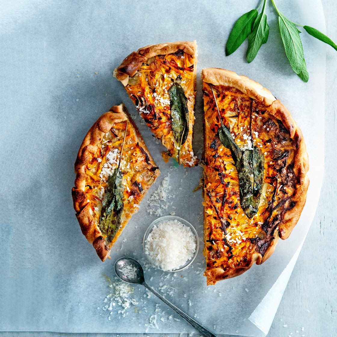 zoete-aardappeltaart met yoghurt, parmezaan en salie