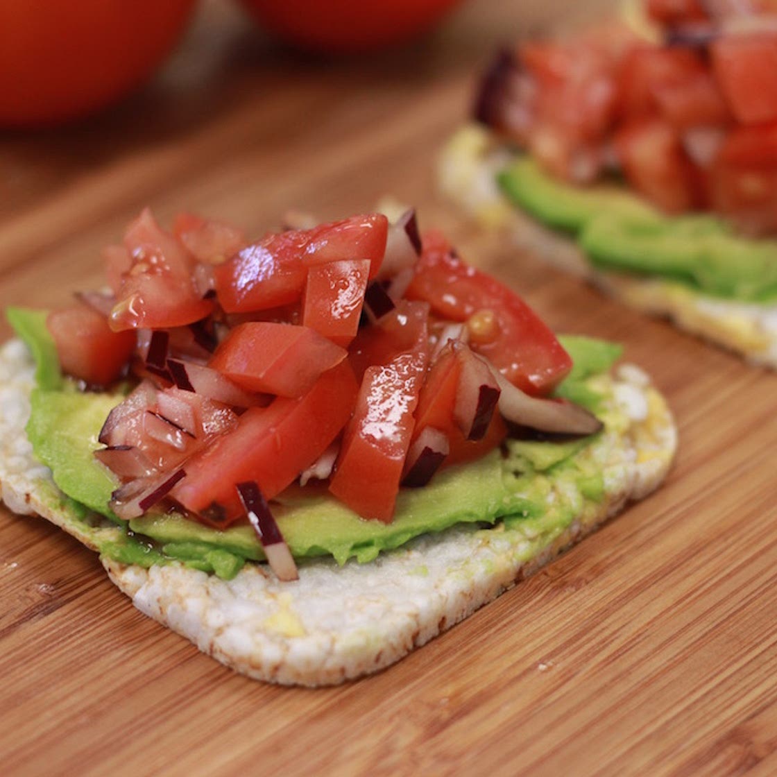 Guacamole tomato balsamic rice cakes 105 calories 20g carbs 1.5g fat. 2g protein *