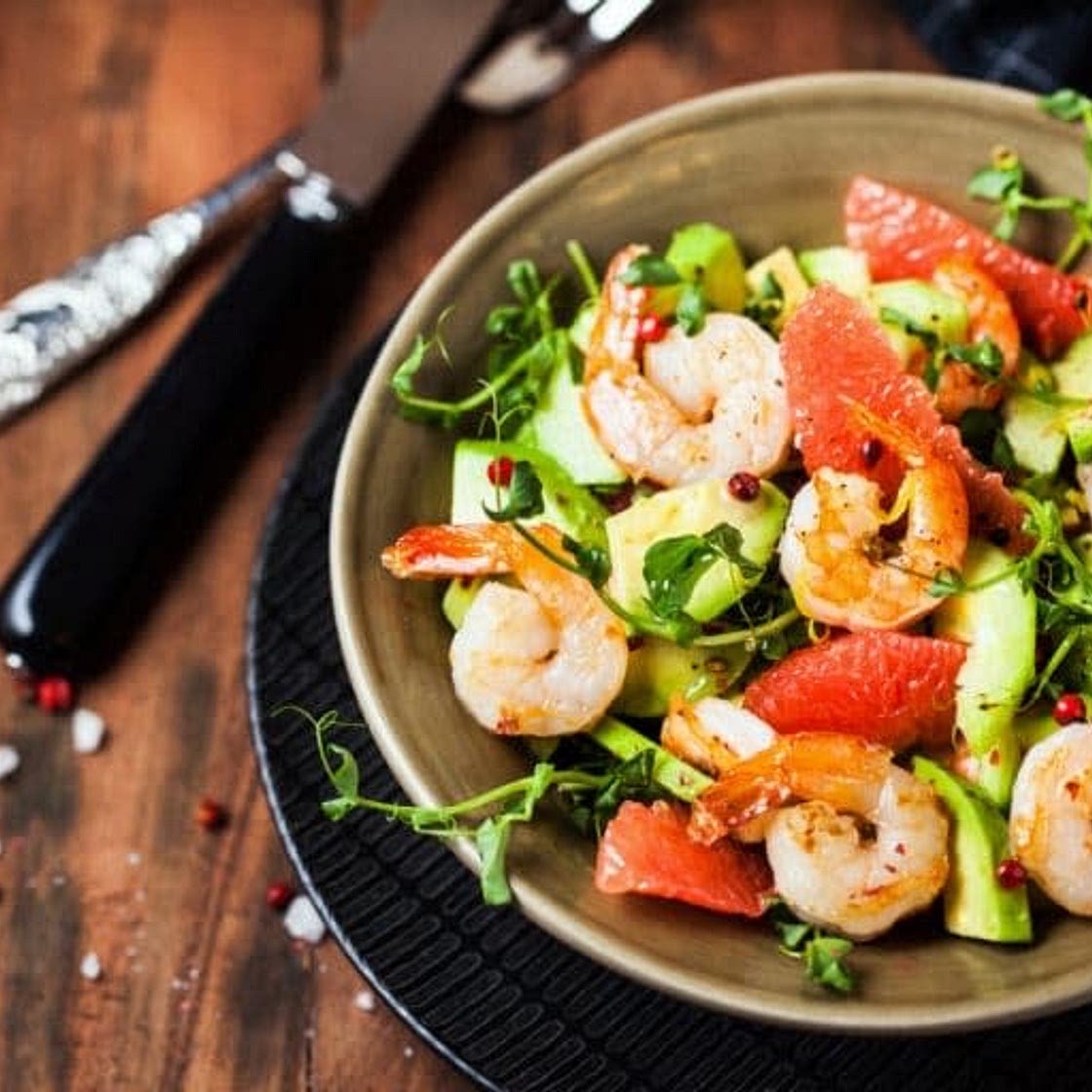 Salade fraîche avec crevettes, pamplemousse et avocat