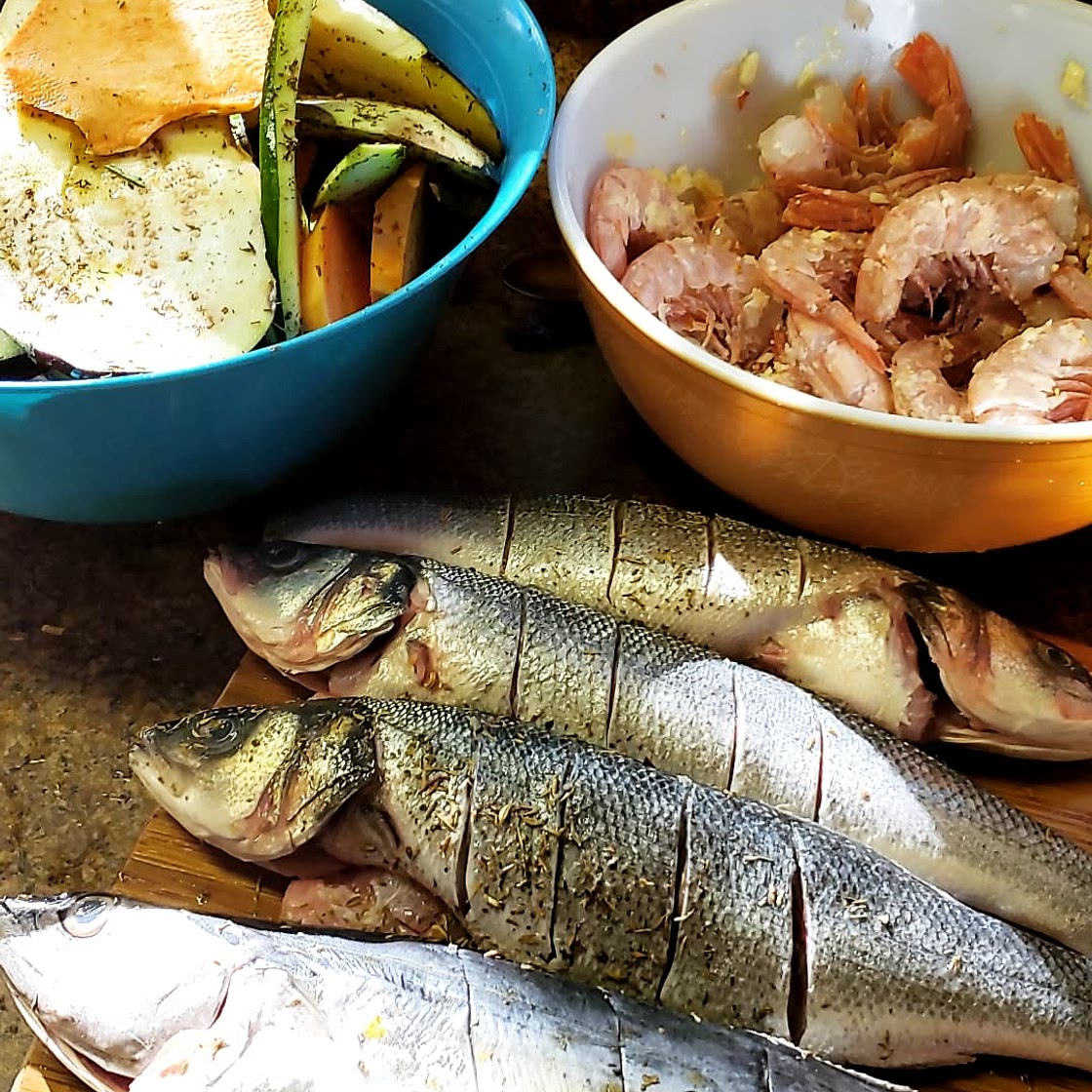 Poisson bar et légumes au four