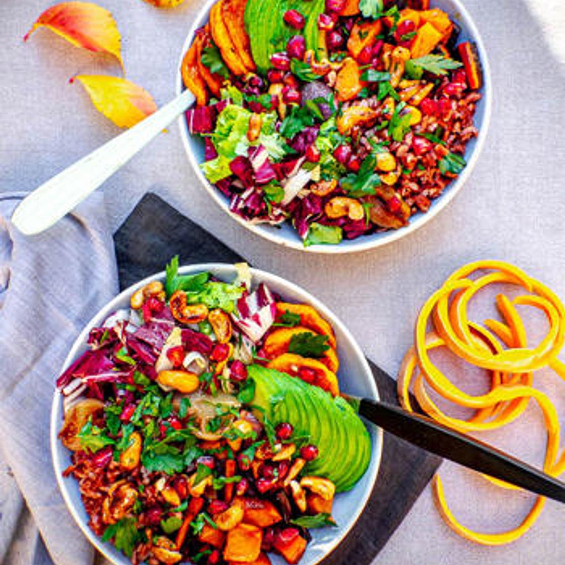 Salade d’hiver aux légumes rôtis, riz rouge & noix de cajou caramélisées
