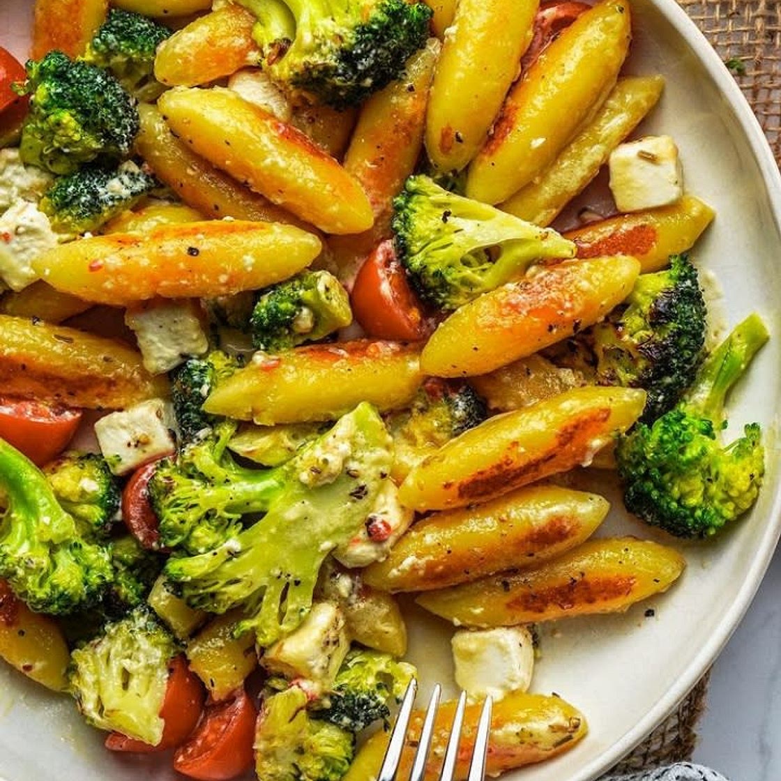 Onepan Brokkoli Schupfnudeln mit Hirtenkäse und Tomaten
