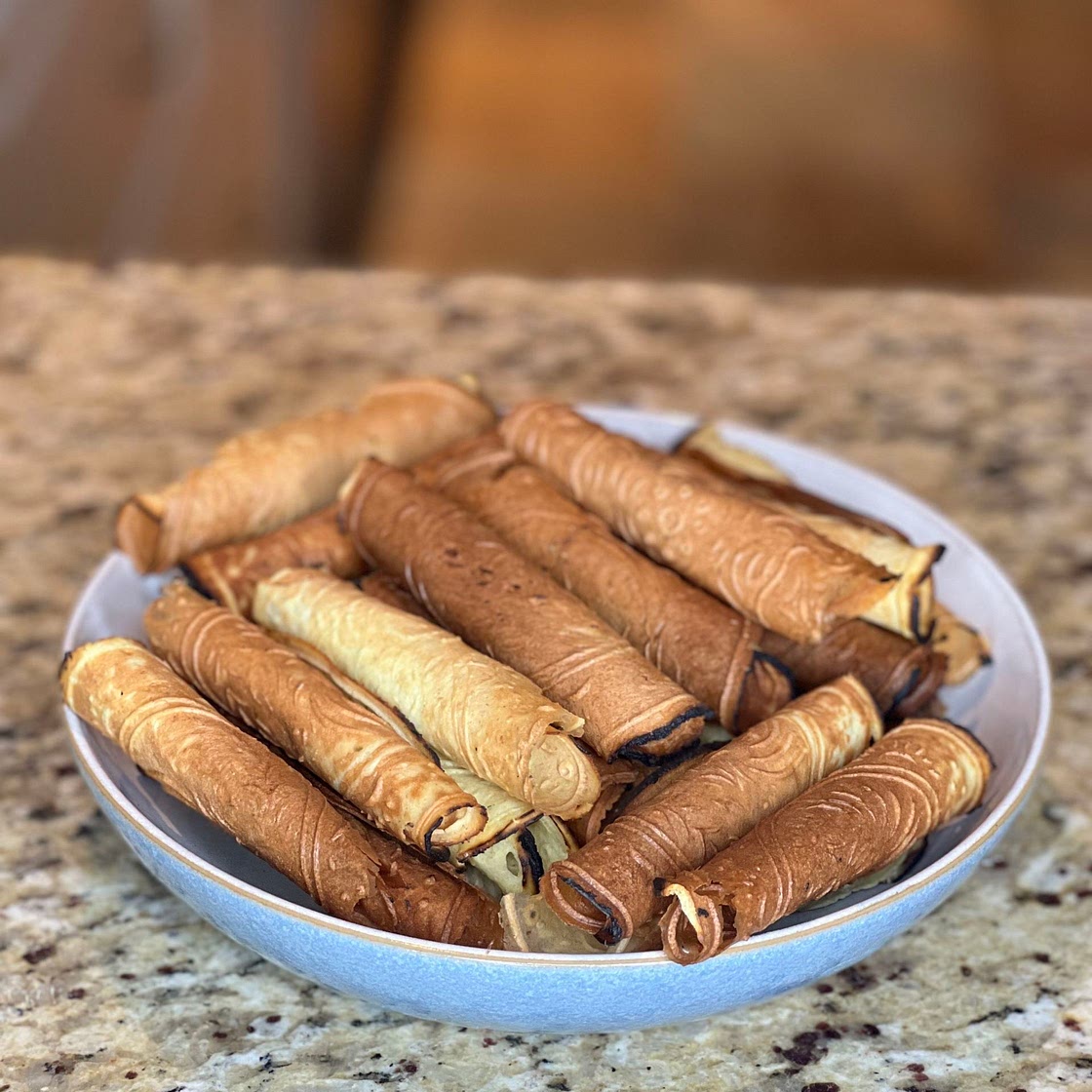Pandan coconut egg rolls / Kueh Kapit aka love letters 