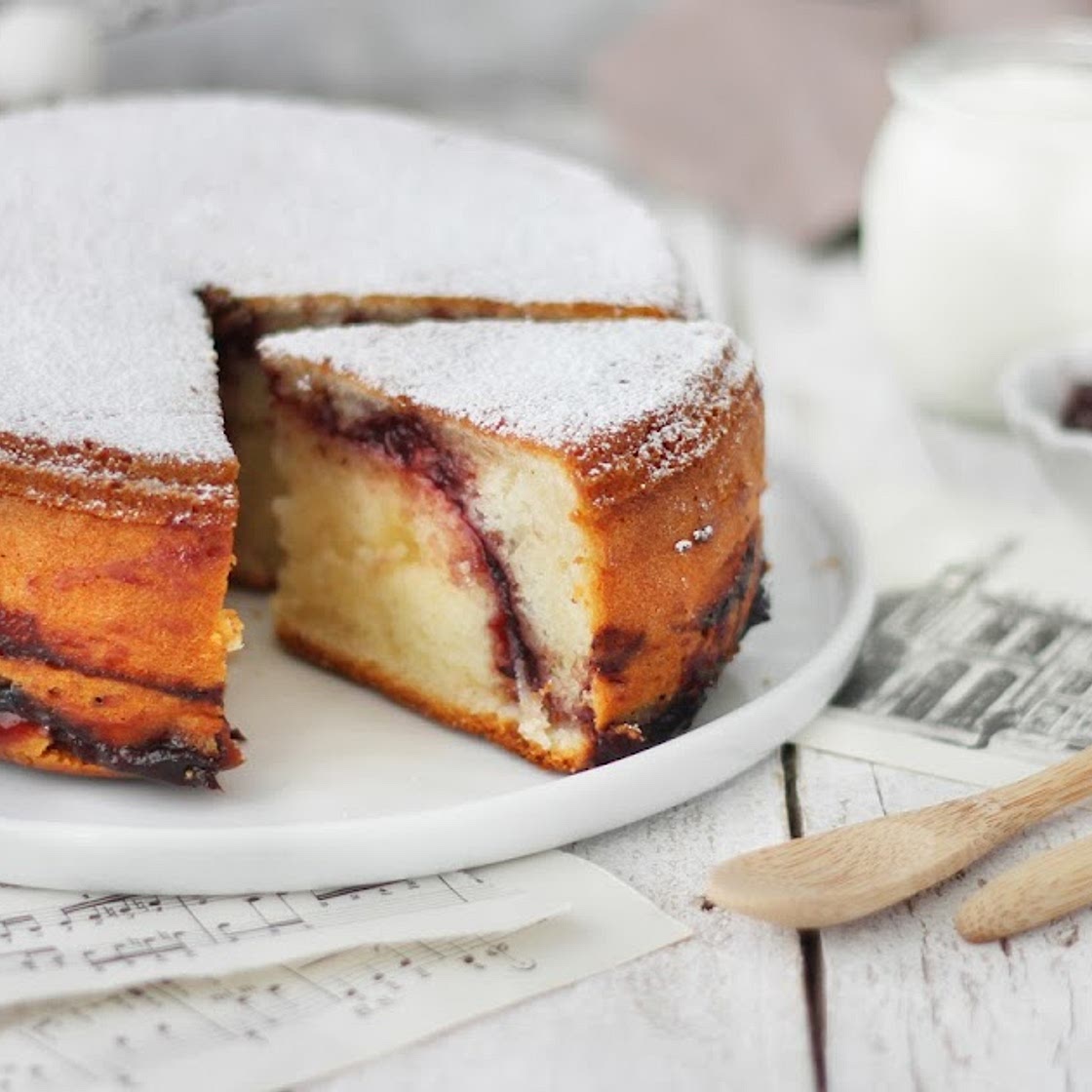 Torta allo yogurt e confettura, senza uova e burro