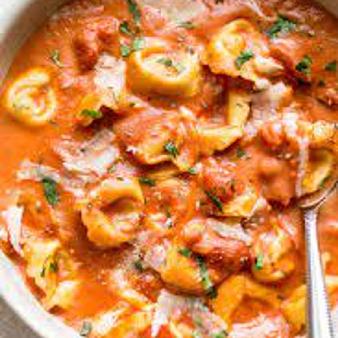 One Pot Tomato Tortellini Soup