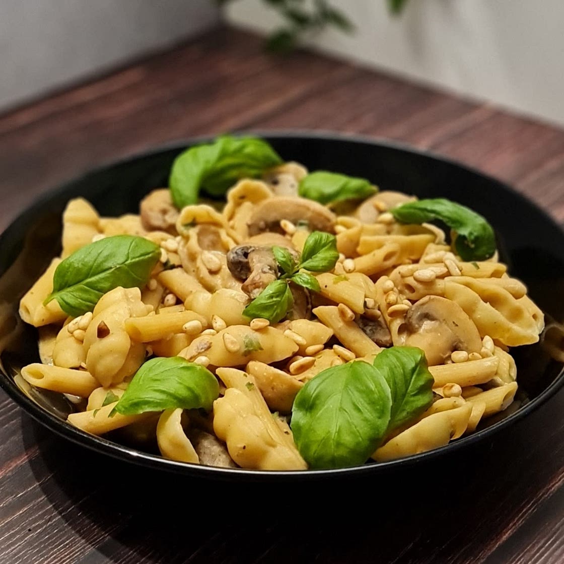Nudeln mit cremiger Champignonsoße (vegane Béchamelsauce)