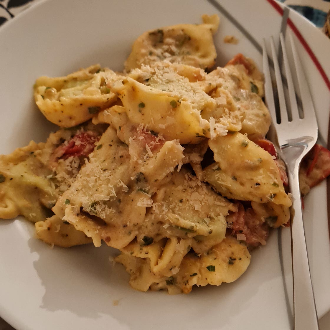 Tortellini mit Cashew-Tomaten-Soße