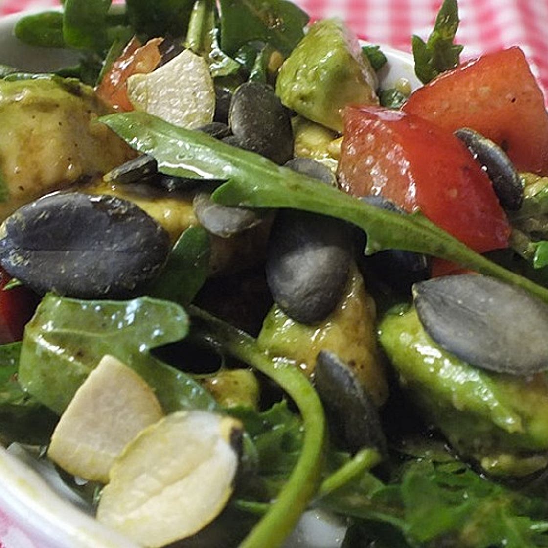 Rucola-Avocado-Tomaten-Salat mit Kürbiskernen