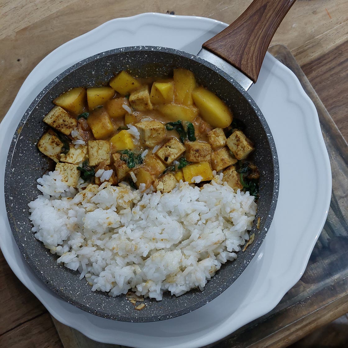 Curry z tofu i mango z ryżem