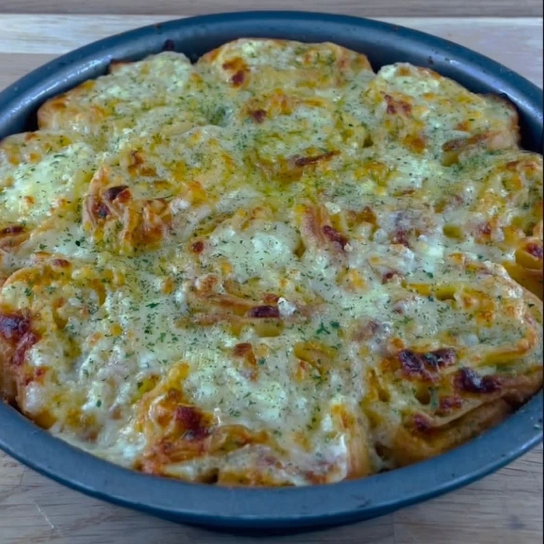 Cheesy Garlic Pizza Swirls 