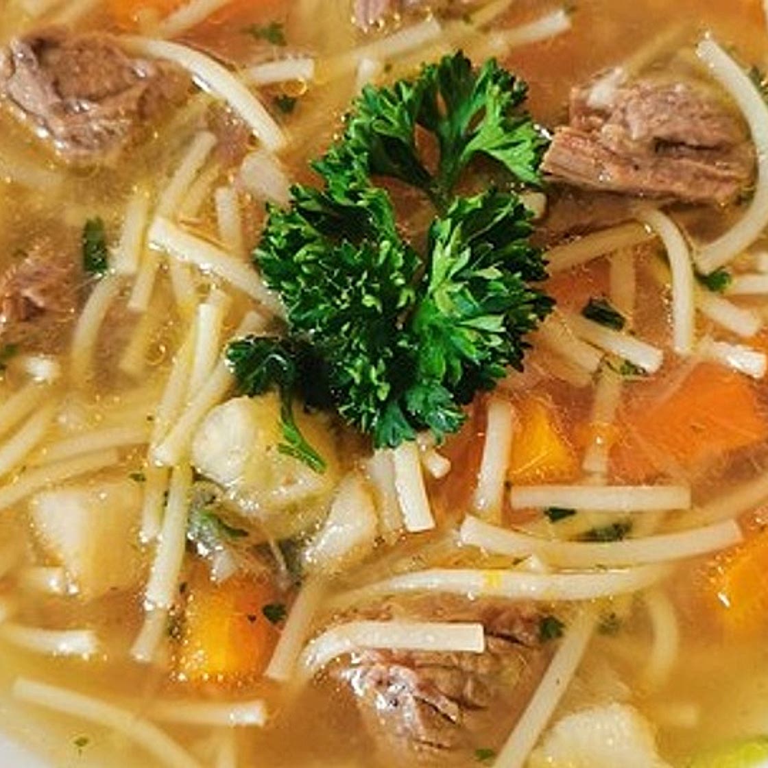 Rindfleischsuppe mit Nudeln und Gemüse