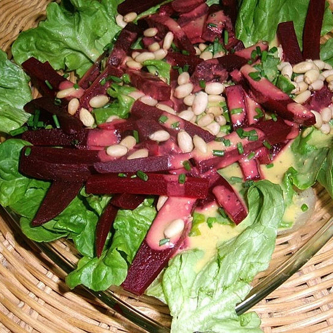 Rote Bete auf Bio-Batavia-Blattsalat mit feiner Senf-Vinaigrette und Pinienkernen