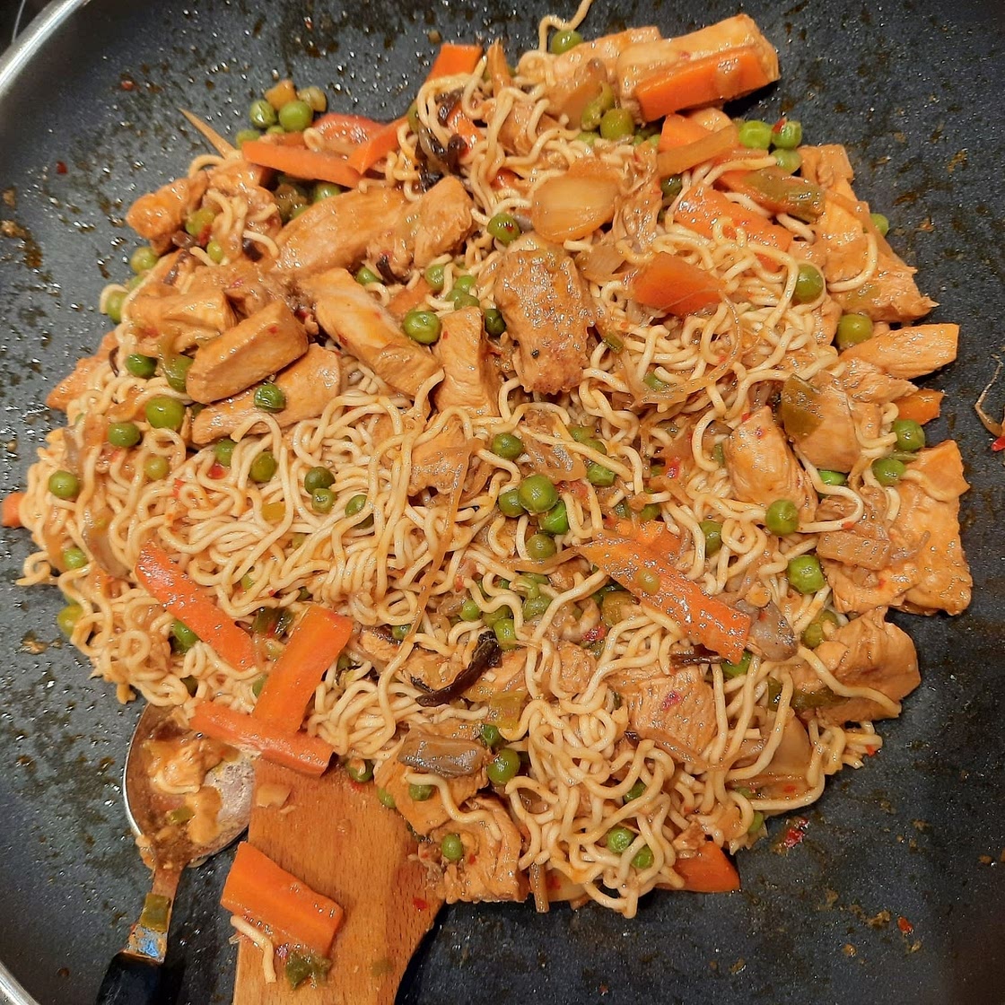 Gebratene Mie-Nudeln mit Hähnchen