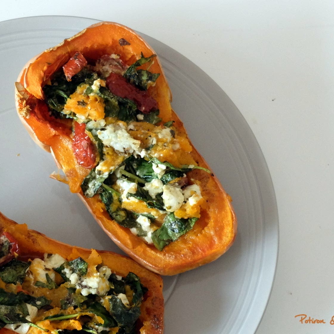 Butternut rôtie farcie aux épinards, tomates séchées et feta