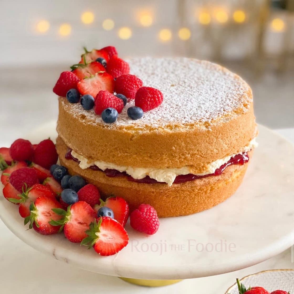 Victoria sponge traybake