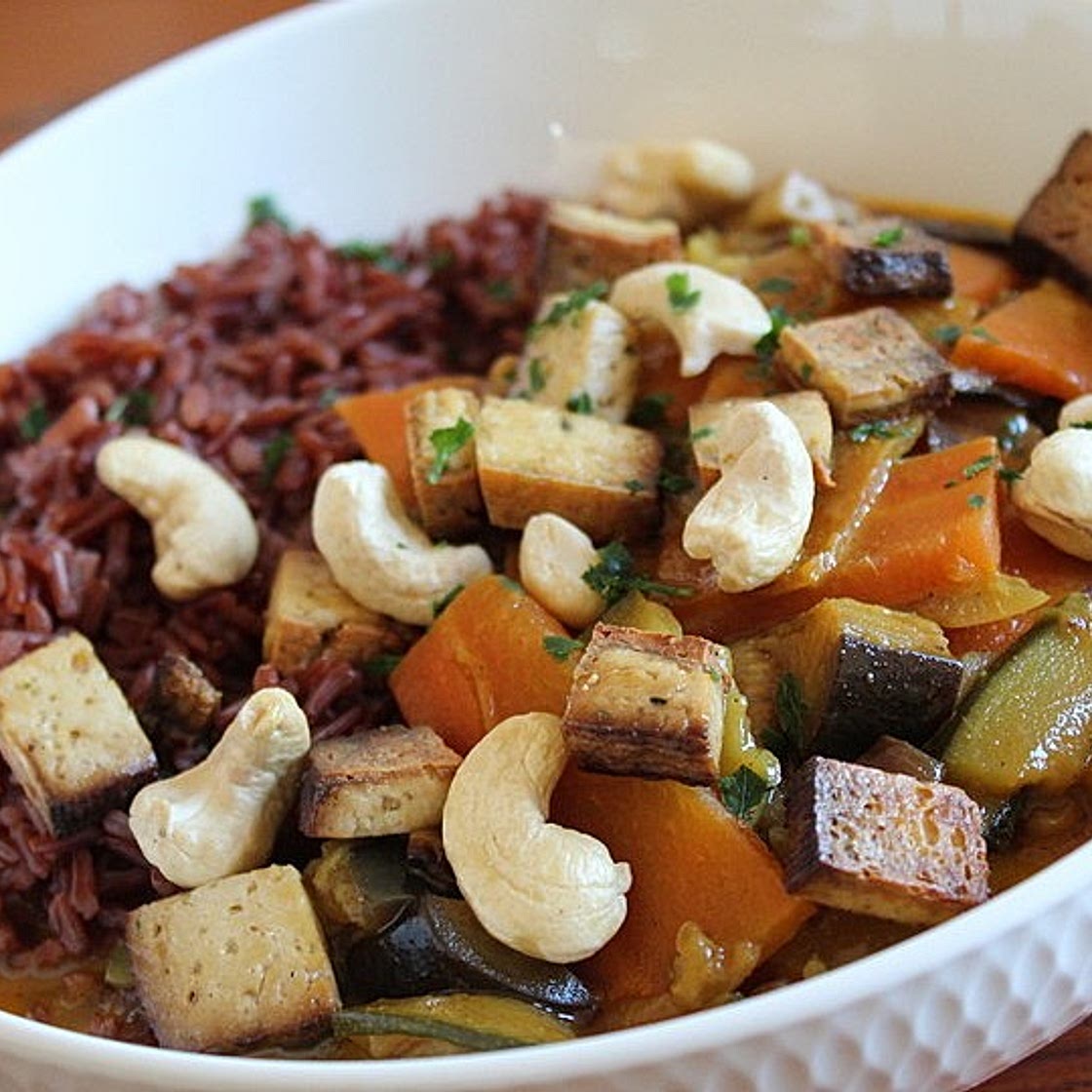 Gemüsepfanne vietnamesischer Art mit Tofu und Curry-Kokos-Sauce