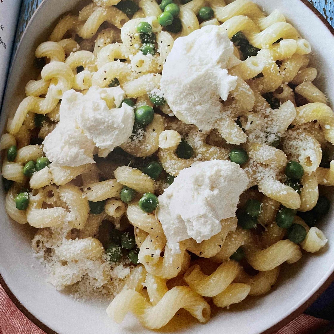 Buttered pasta with ricotta and peas