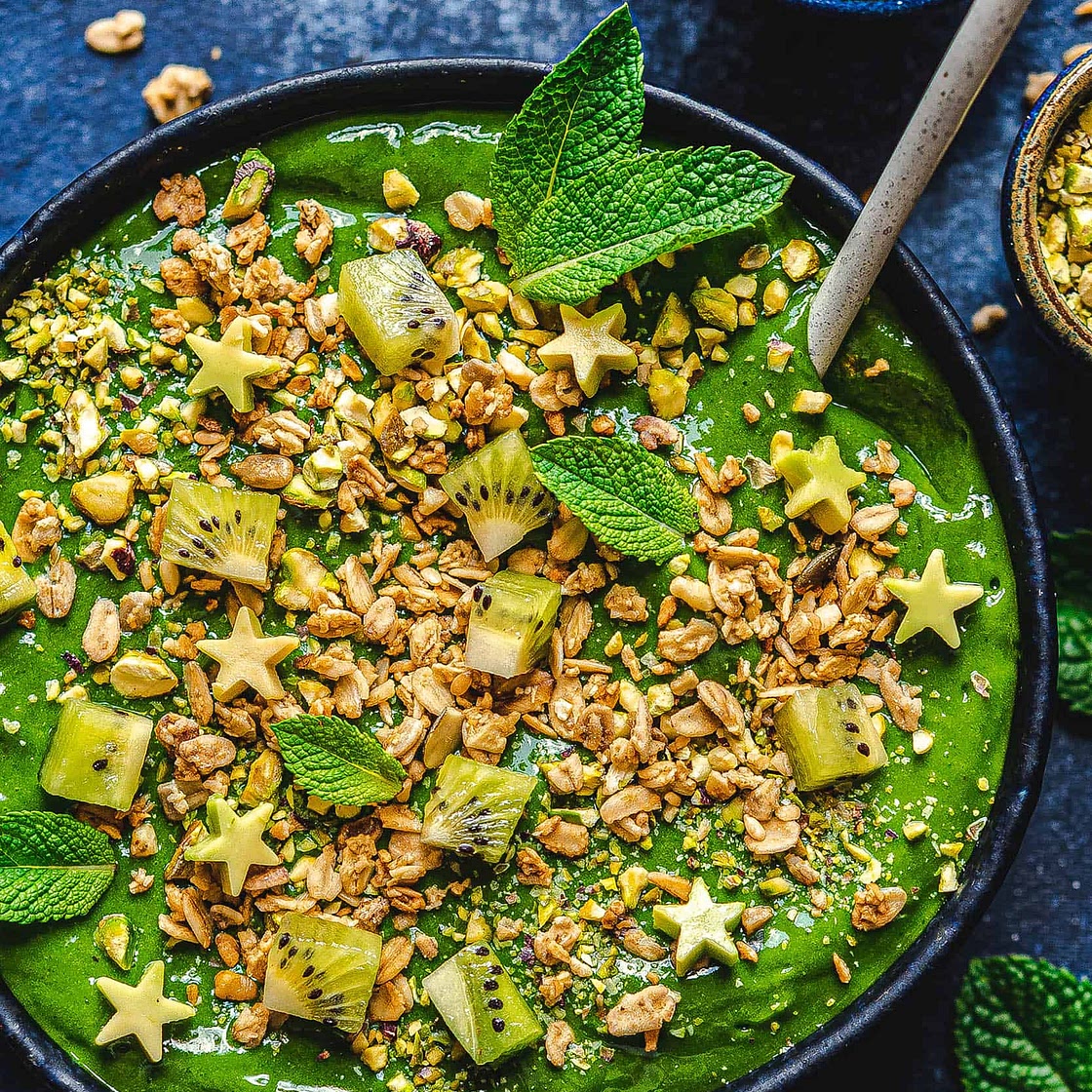 Green smoothie bowl - easy vegan breakfast recipe