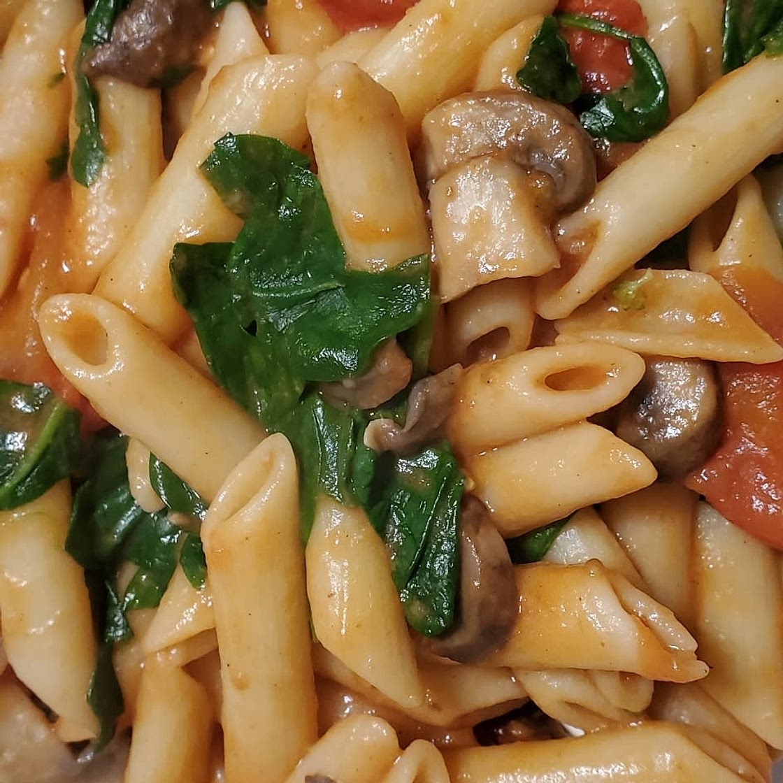 Quick Pasta with Tomatoes, Mushrooms and Spinach