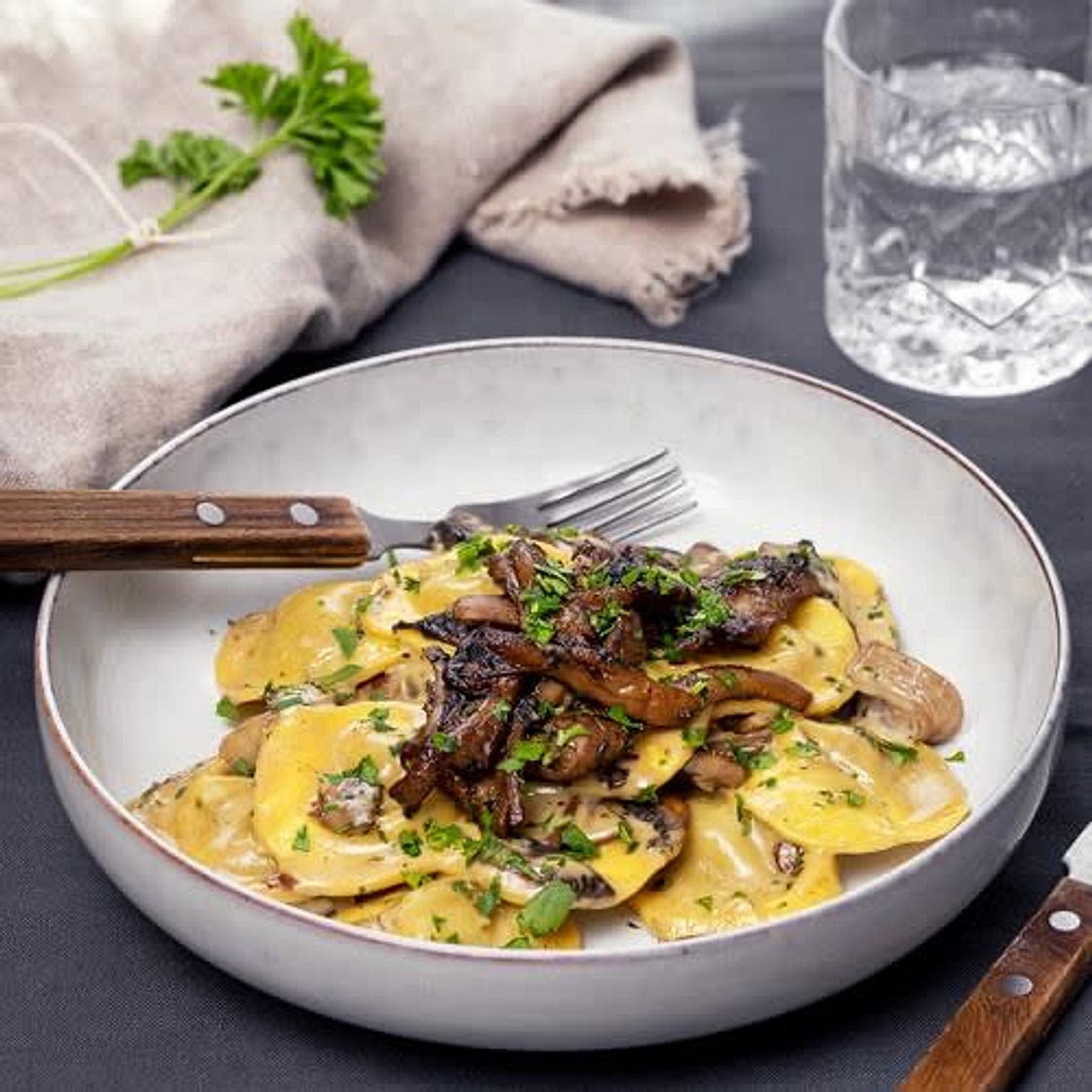 Krämig tortellini med vitlöksrostad svamp