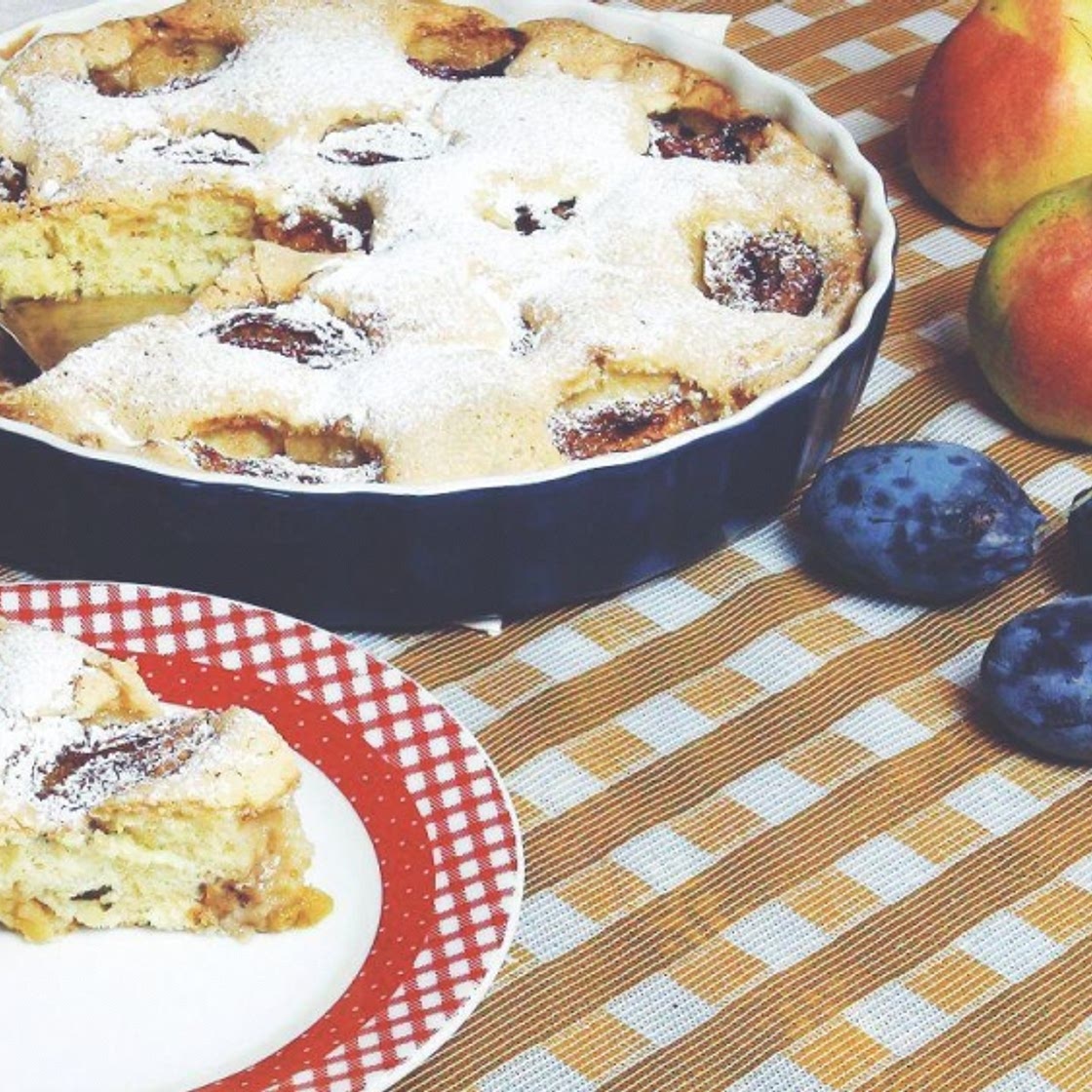Шарлотка с яблоками и сливами