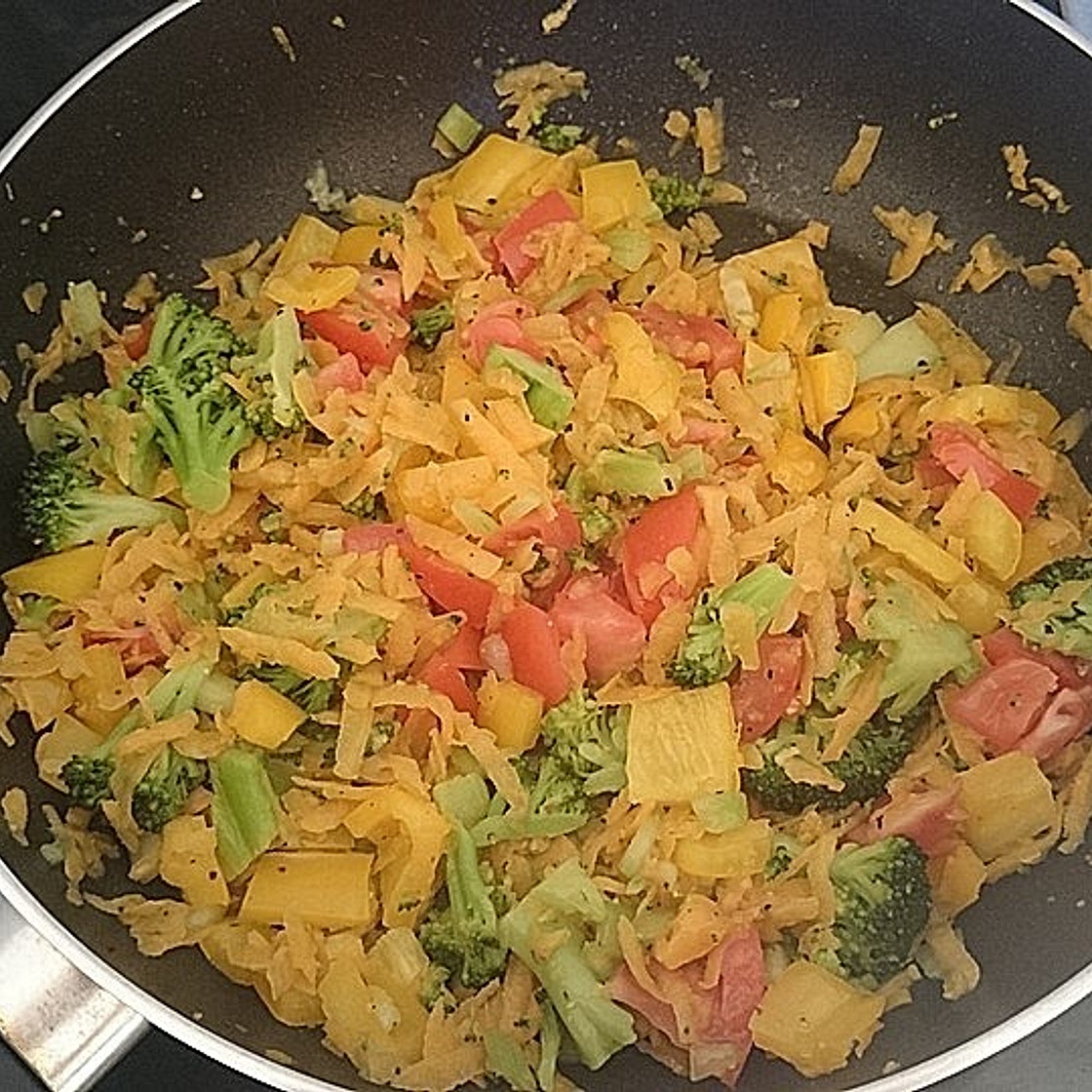 Paleo Süßkartoffelpfanne mit Gemüse und Ei