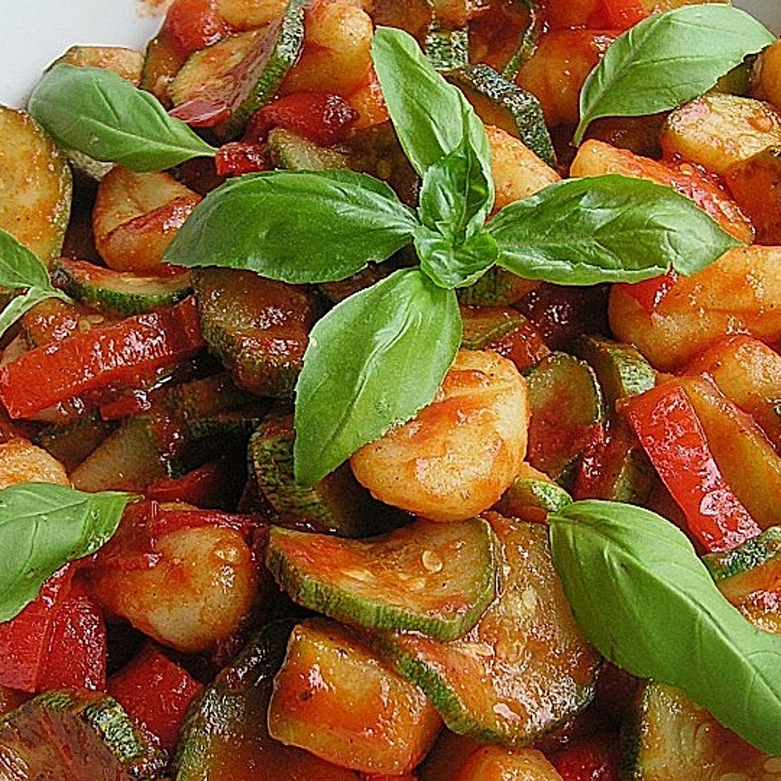 Gnocchi-Salat mit Zucchini und Paprika
