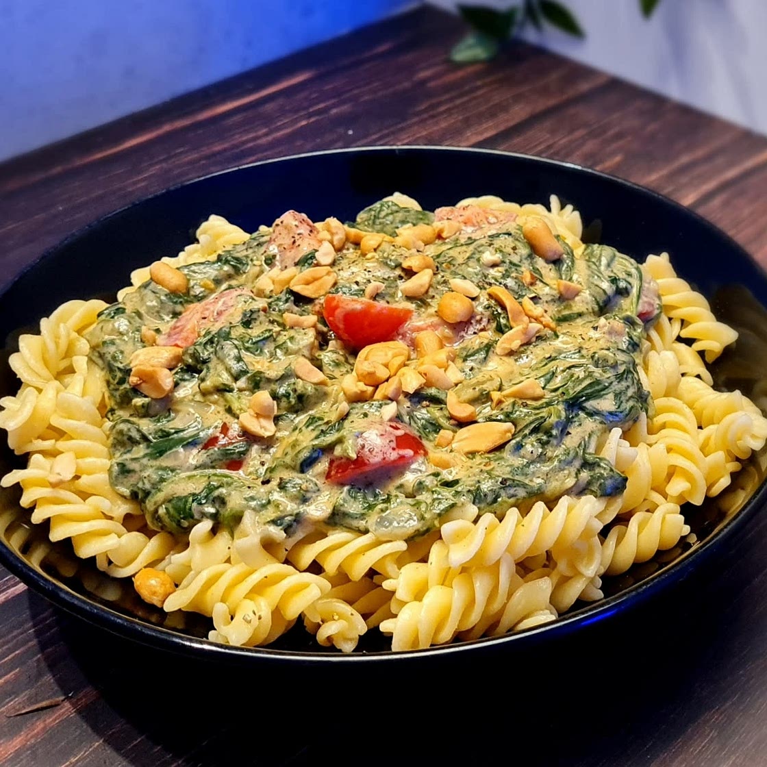Tagliatelle in veganer Spinat-Erdnuss-Sauce