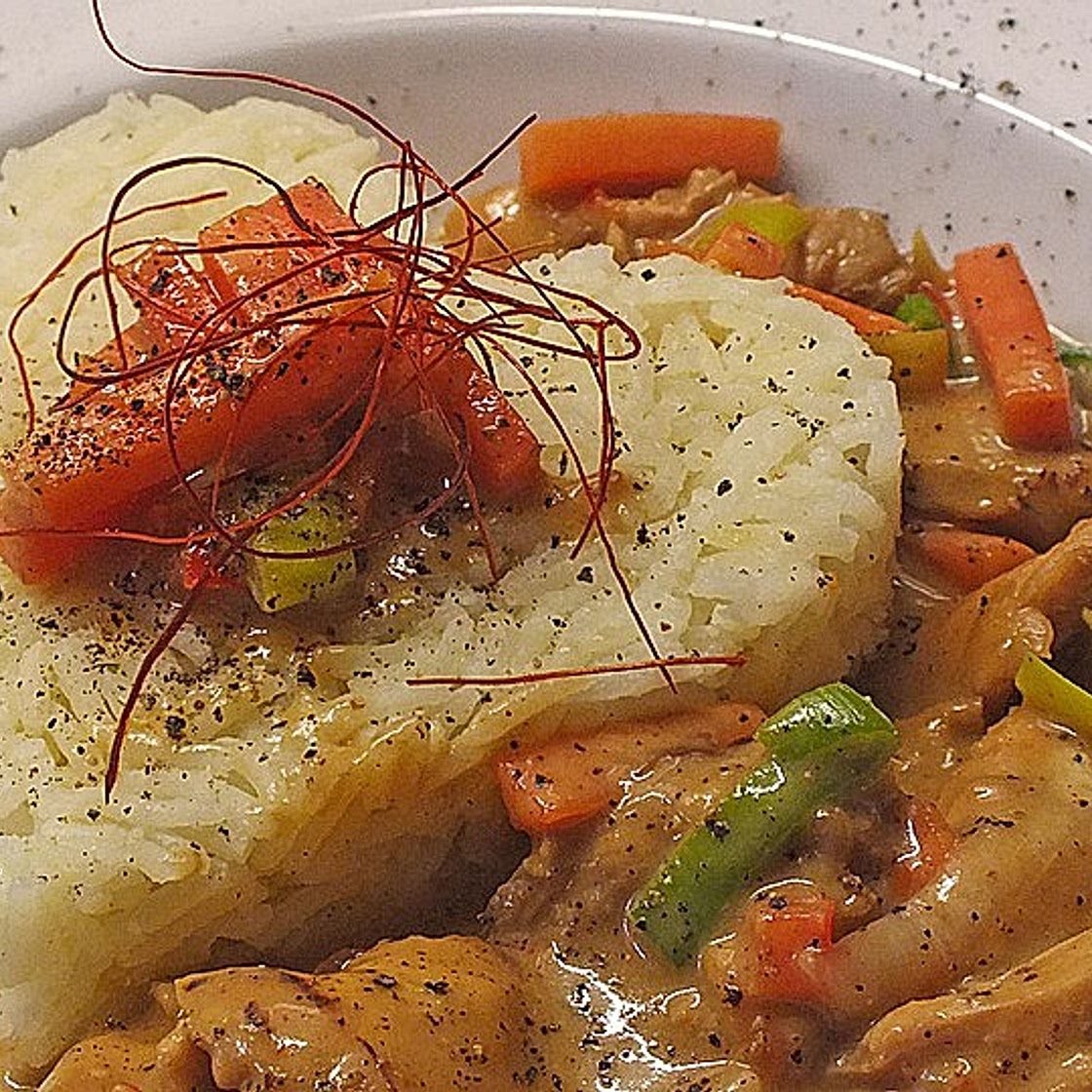 Hähnchen in Honig-Sesam Sauce und Gemüse