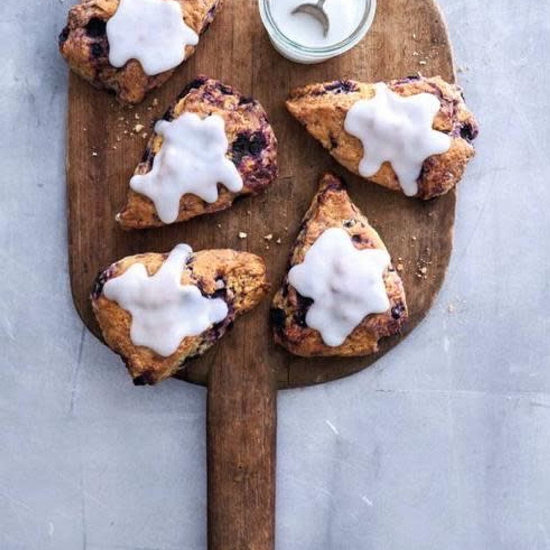 Cardamom scones with blueberries 